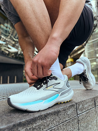 Un coureur qui attache les lacets de la Glycerin 21