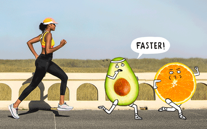 Femme qui court avec un avocat et une orange