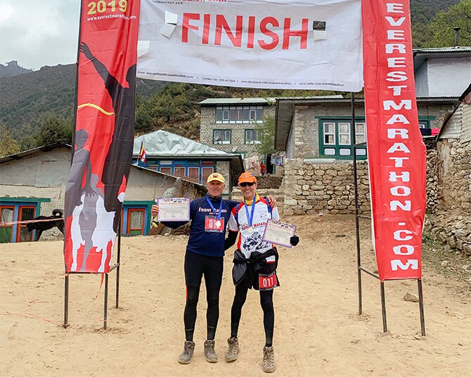 Zander Ross et Richard Ervais à la ligne d’arrivée du marathon Everest.