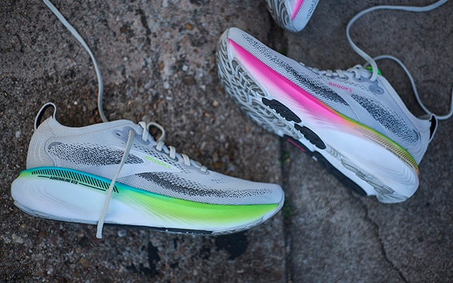 gros plan des chaussures de course Adrenaline GTS 25 de Brooks sur le béton