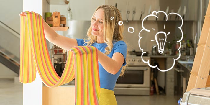 Femme regardant un tissu et ayant une idée