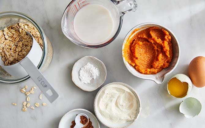 Ingredienti per pancake disposti sul tavolo
