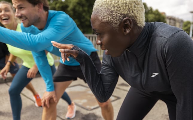 Runner che si preparano a gareggiare