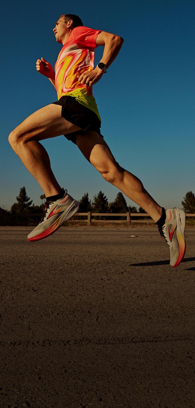 Atleta Brooks che indossa le scarpe da corsa veloci Hyperion Elite 4