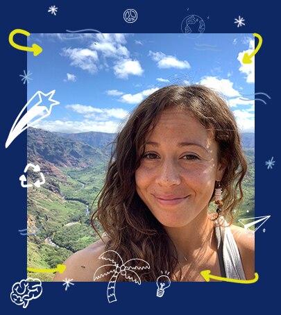 Une femme sur un chemin, souriant à la caméra