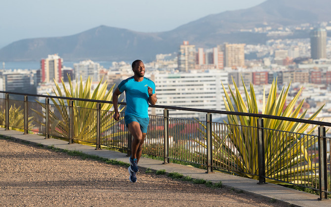 Un corredor haciendo su programa entrenamiento para una maraton