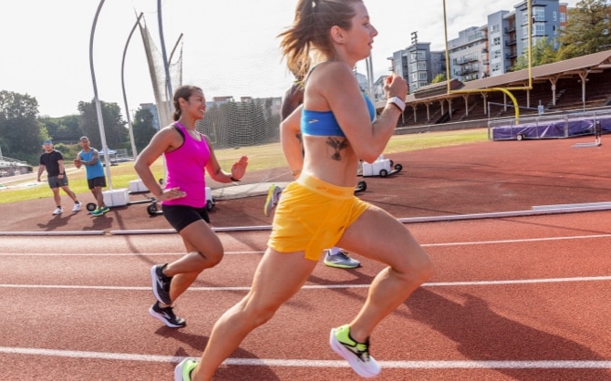 Runner che indossano attrezzatura Brooks