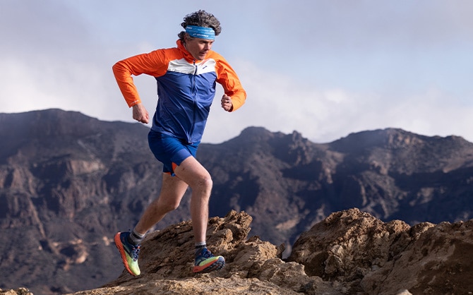 Scott Jurek rent op een trail.