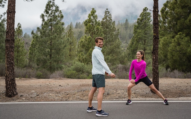 Deux coureurs faisant des étirements