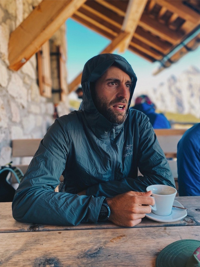 Andy Cochrane beim Kaffeetrinken