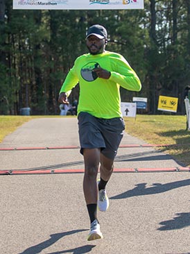 Runner che taglia il traguardo di una maratona
