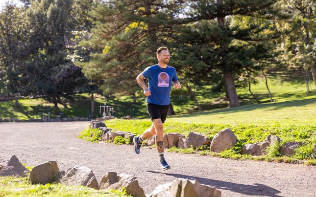 Un ragazzo che corre