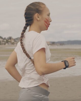 Rosalie courant sur la plage
