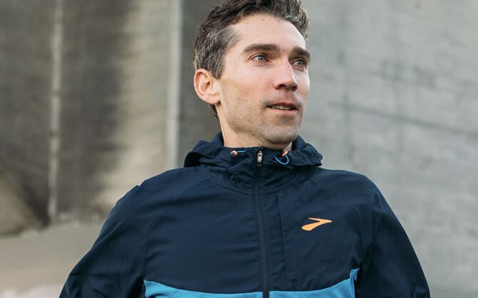 Un expert des équipements Brooks portant la veste Canopy