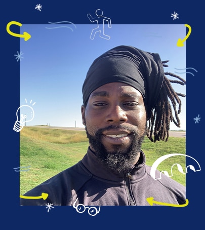 Ein Mann lächelt in die Kamera