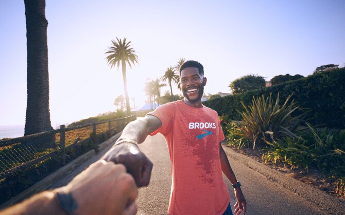 Runner fêtant sa victoire avec un autre runner
