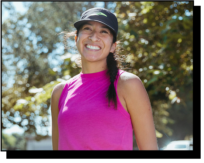 Grace Gonzales souriant à la caméra