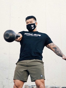 Mann beim Kettleball-Schwingen
