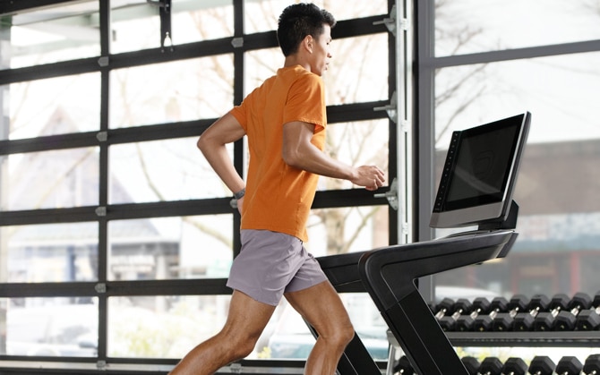Man die op een loopband rent