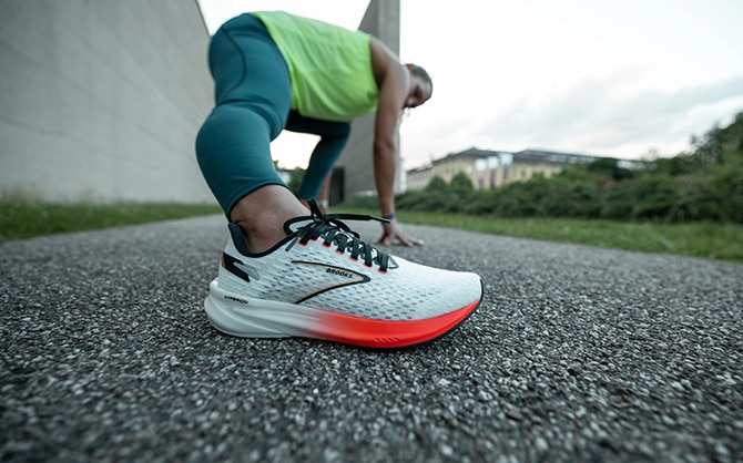 Runner che fa stretching