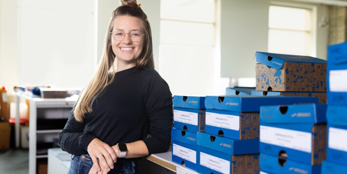 Femmes appuyées sur une table avec des boîtes de chaussures