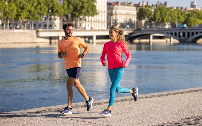 Zwei Läufer*innen, die zusammen joggen gehen