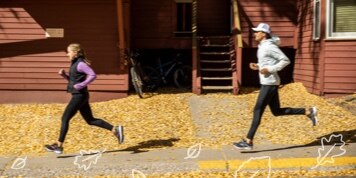 Deux coureurs vêtus de tenues automnales