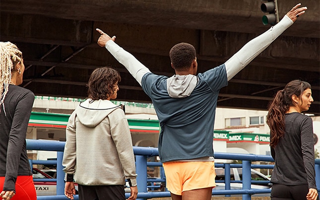 Illustratie van een man die buikspieroefeningen doet op een grote sportbal naast een vrouw die haltergewichten opheft. 