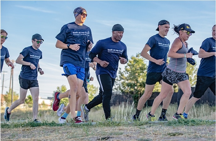 Coureurs sur un sentier gazonné