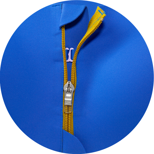 Frau in blauem Sport-BH