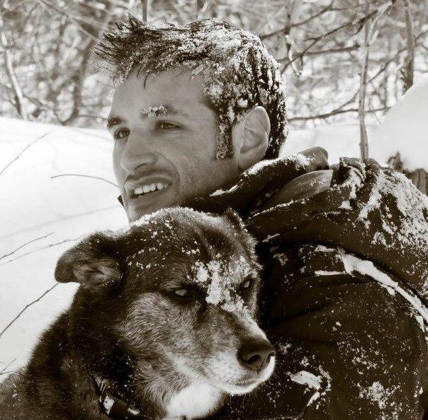 Jonathan con un perro en la nieve