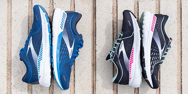 gros plan sur des chaussures de running bleues et noires