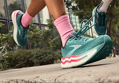 Eine Person trägt Brooks Schuhe beim Laufen