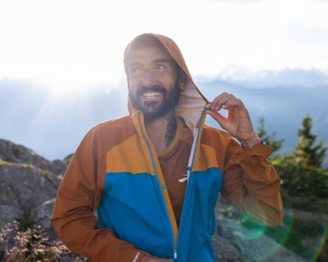 Jordi Gamito indossa una giacca da trail
