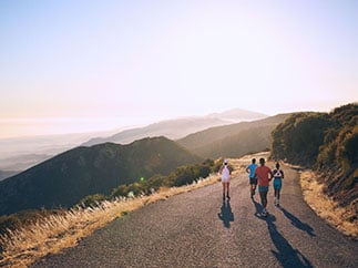 Hardlopers die hun handen bij elkaar leggen