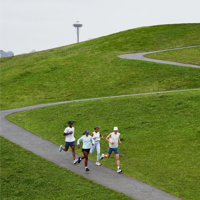 Runner Brooks che corrono in un prato verde