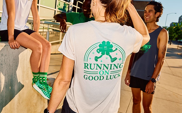 Mujer con la nueva camiseta Run Lucky para el día de Saint Patrick