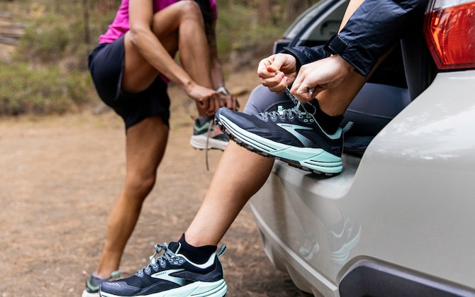 Runners tying their shoes