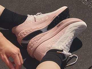 Lifestyle-Aufnahme des Brooks Launch Laufschuhs