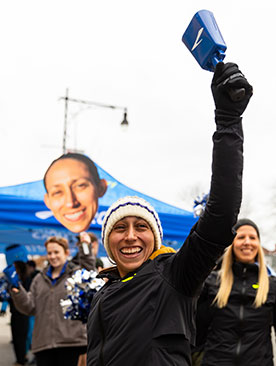 Des Linden celebrating with fans