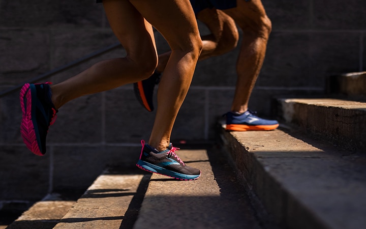 Dos personas corriendo en el exterior