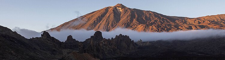 Inquadratura frontale di una montagna a Tenerife