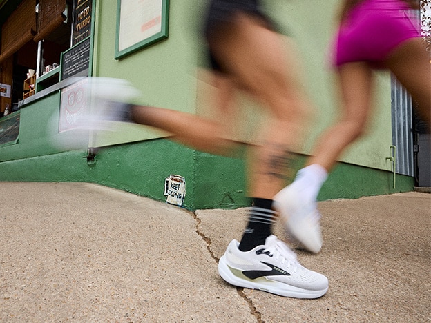 Aufnahme von Läufer*innen, die den Ghost Max 3 für Damen und Herren tragen