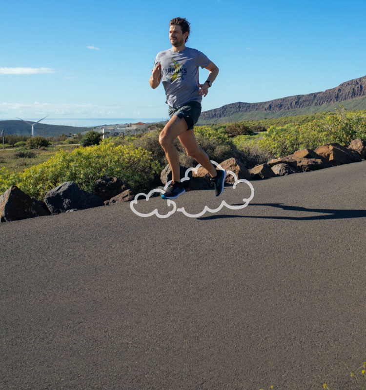 Deux coureurs avec des nuages illustrés sous leurs pieds.