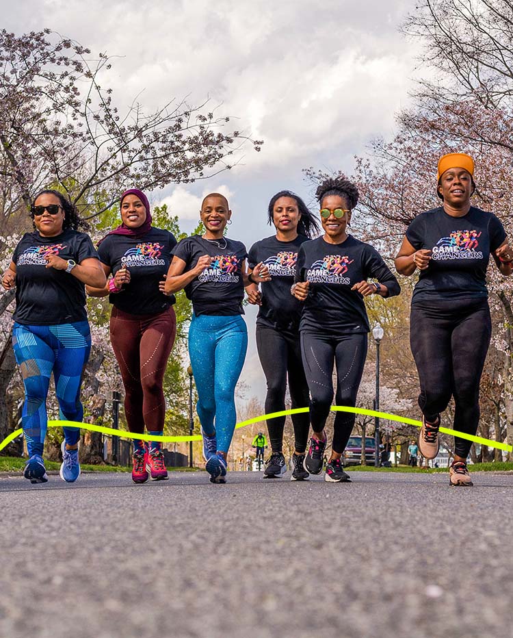 Six femmes côte à côte lors d’un run