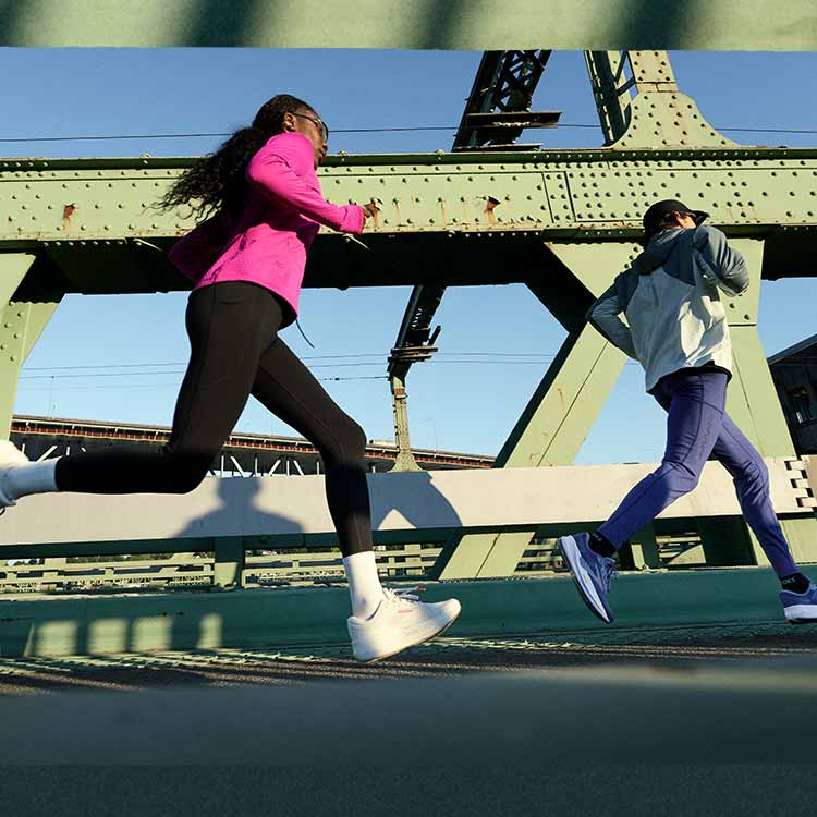 Des gens qui courent à l’extérieur et portant un équipement Brooks