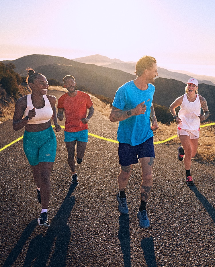 Quatre runners sur un chemin de gravier par une journée ensoleillée