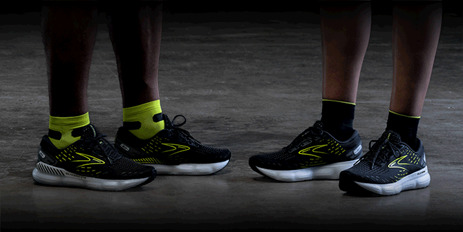 Zwei Läufer*innen draußen in der Dunkelheit mit reflektierenden Schuhen von Brooks