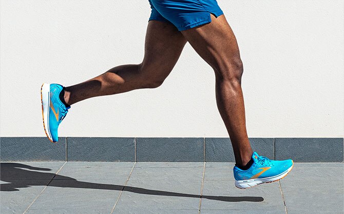 Primo piano delle gambe di un runner