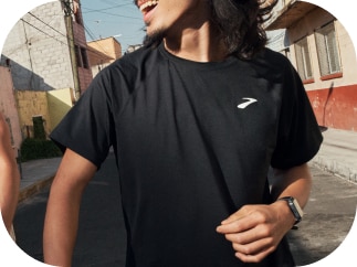 Halbnahaufnahme eines Mannes in einem schwarzen T-Shirt von Brooks Running